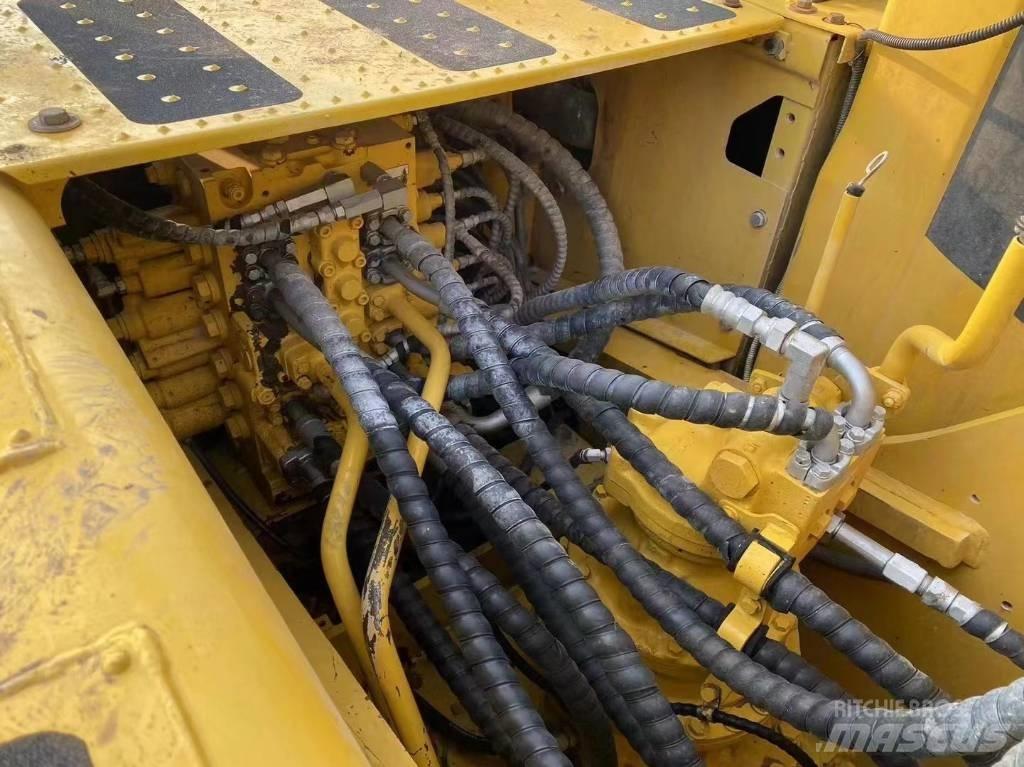 Komatsu pc200 حفارات زحافة