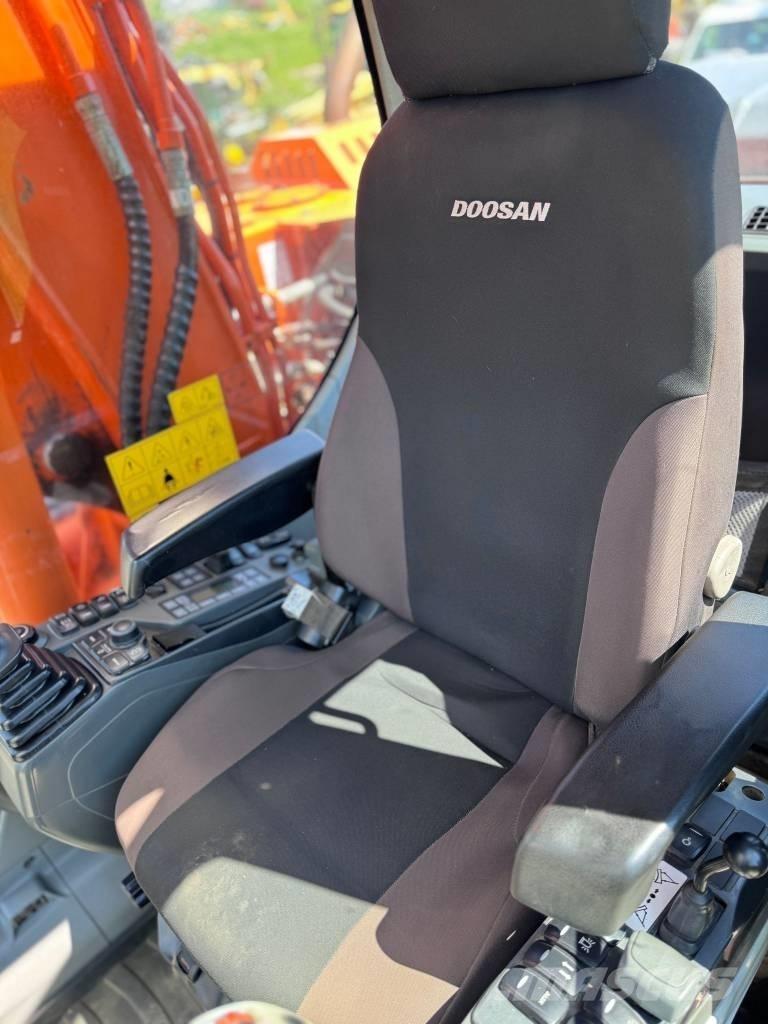 Doosan DX 140 W حفارات بعجل