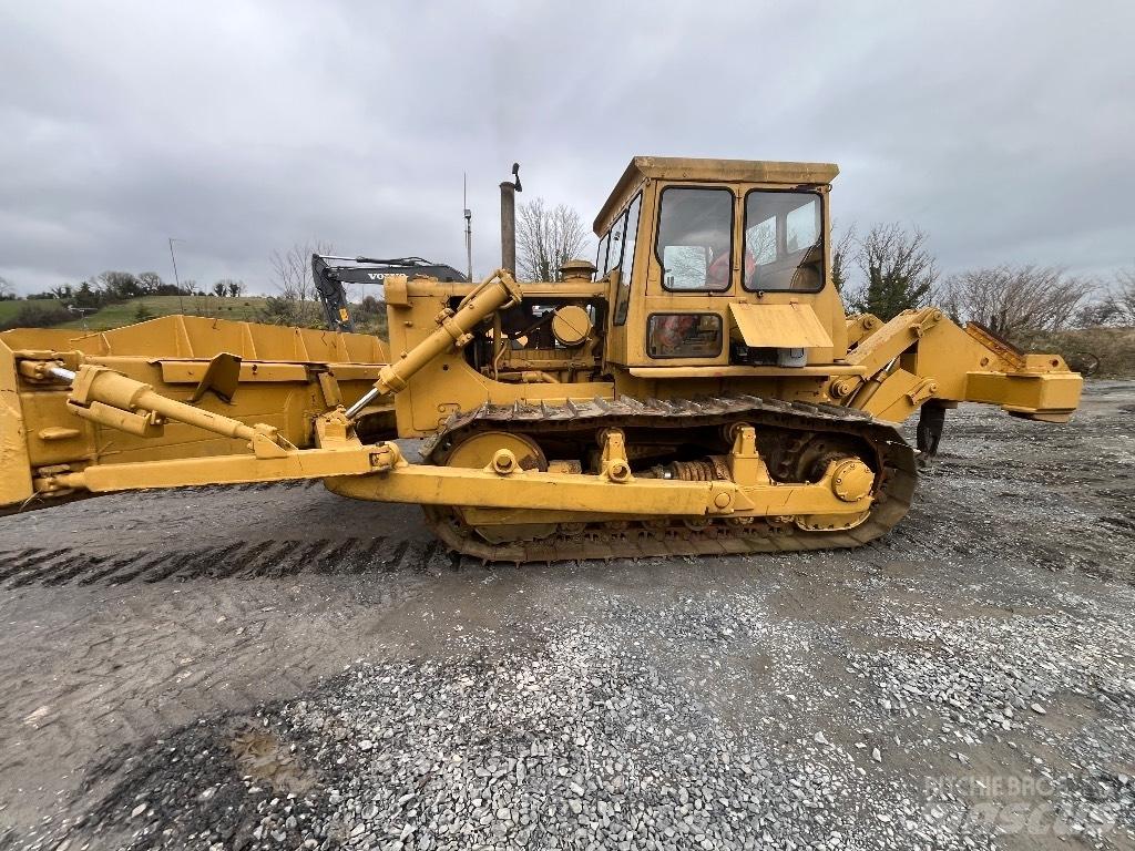 CAT D 7 بلدوزرات مجنزرة