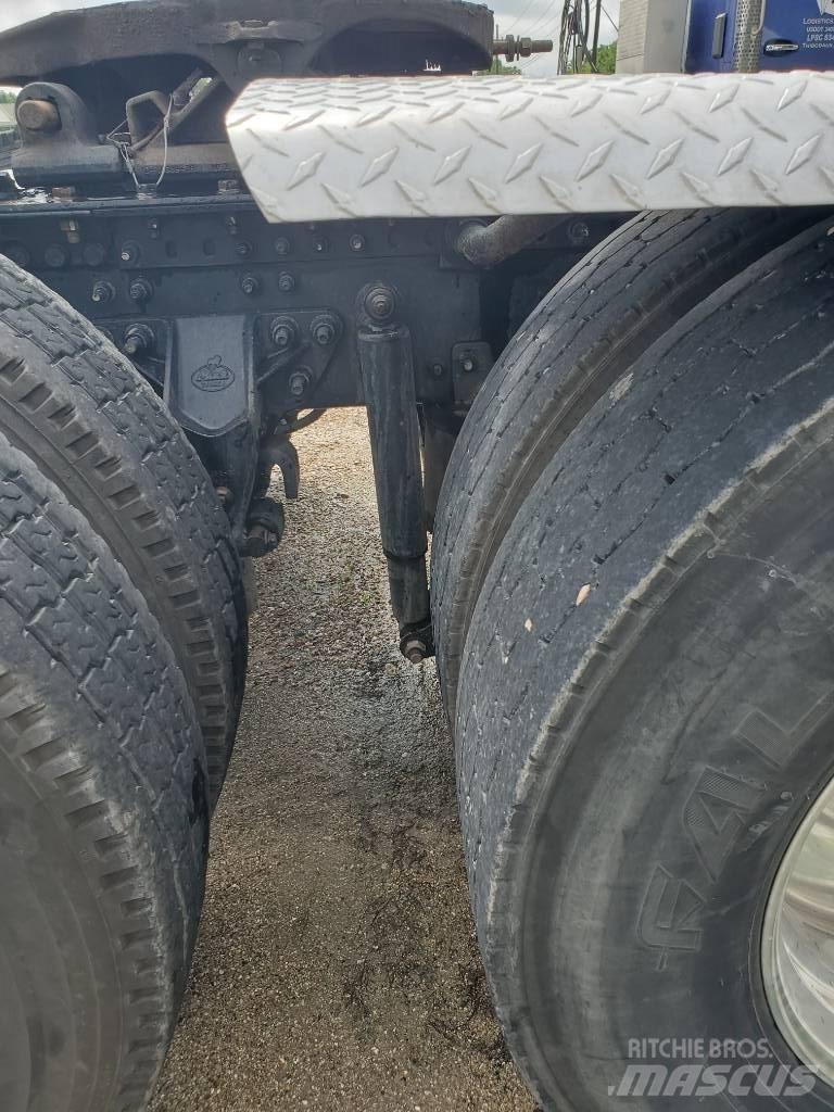 Mack P 164 T شاحنات بمقصورة وهيكل