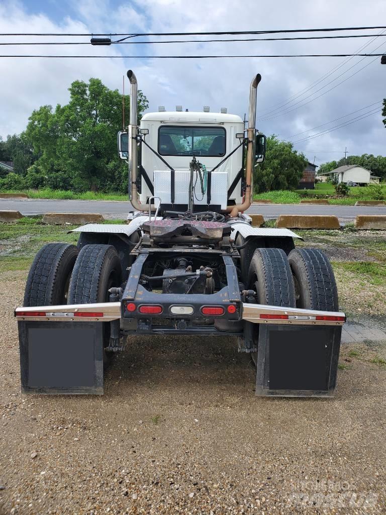 Mack P 164 T شاحنات بمقصورة وهيكل