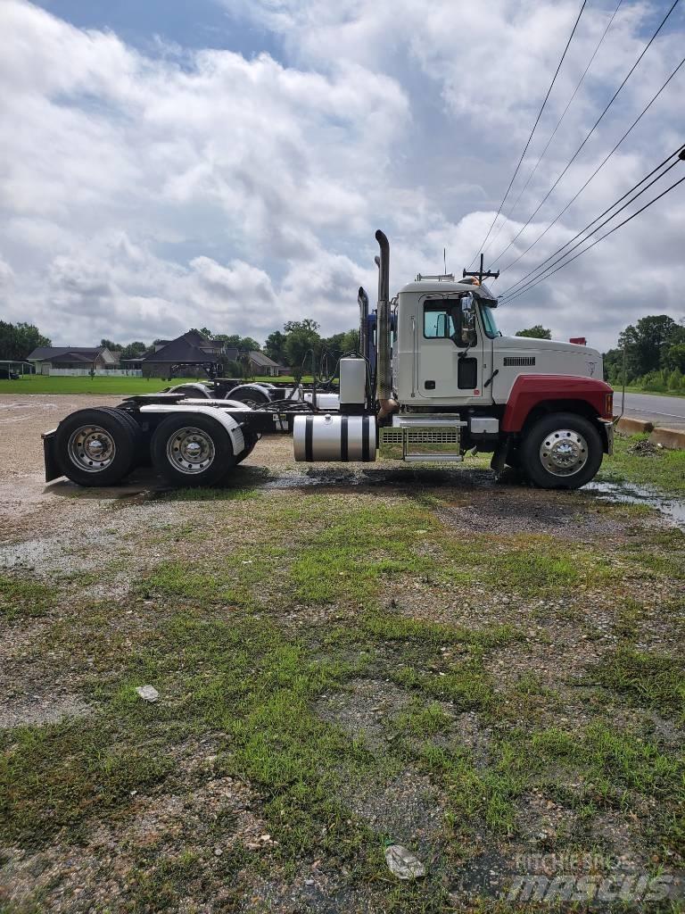 Mack P 164 T شاحنات بمقصورة وهيكل