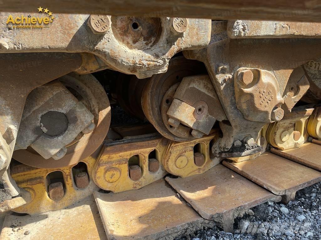 CAT D 9 T بلدوزرات مجنزرة