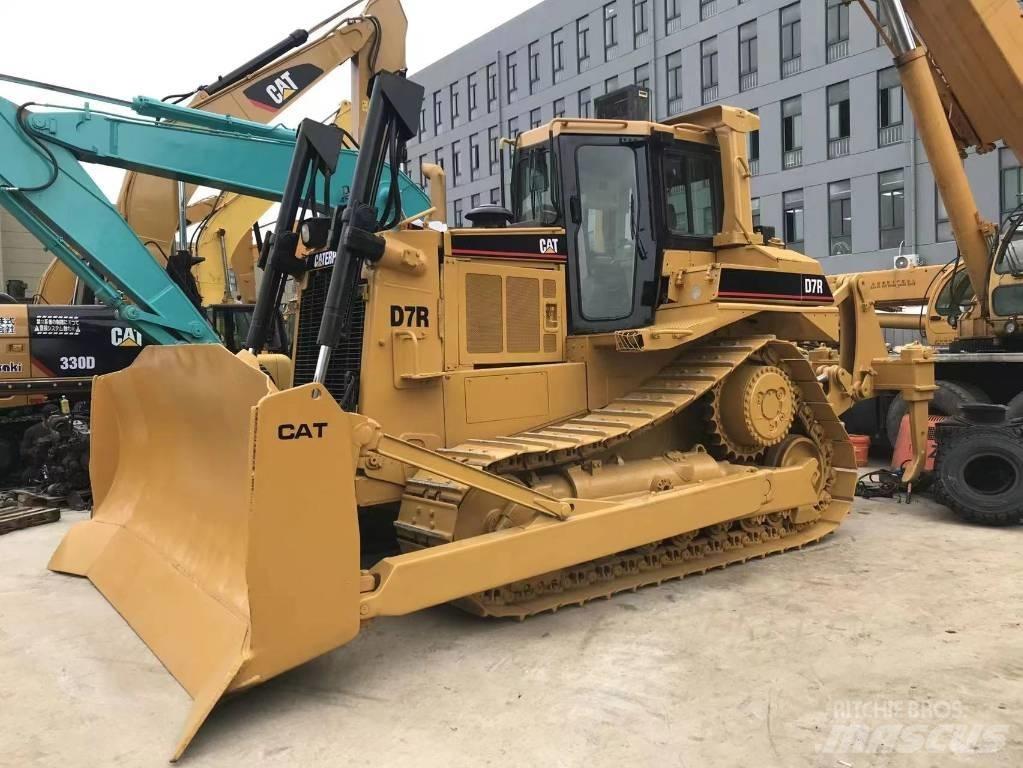 CAT D 7 R بلدوزرات مجنزرة