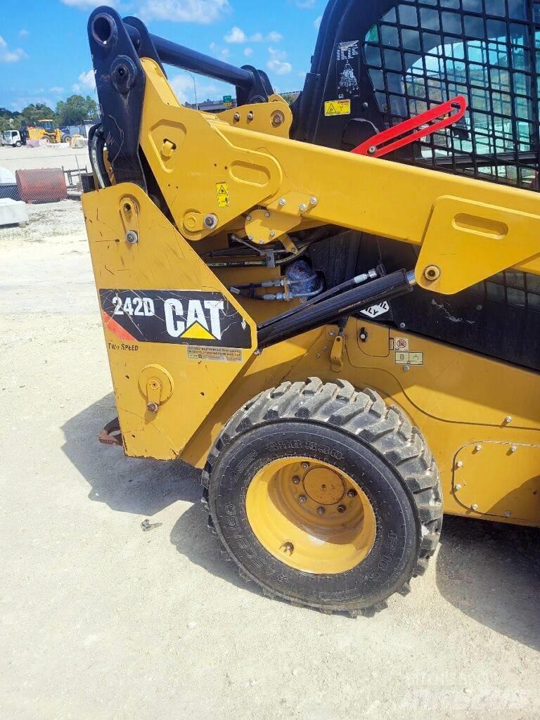 CAT 242 D لوادر انزلاقية التوجيه
