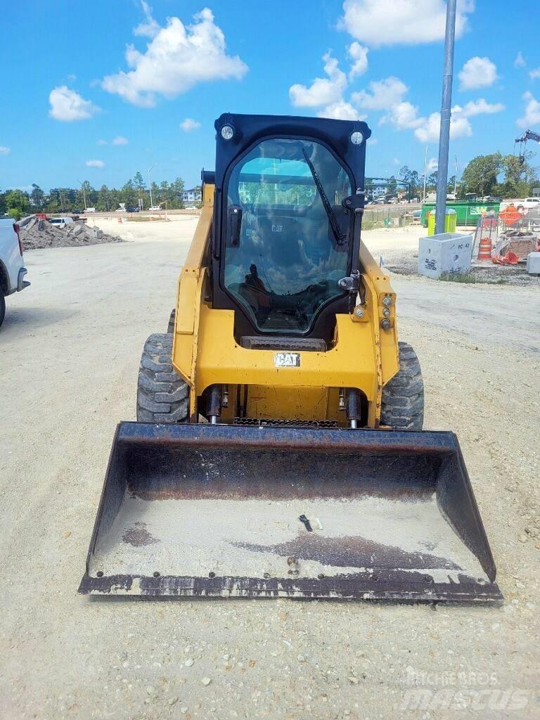 CAT 242 D لوادر انزلاقية التوجيه