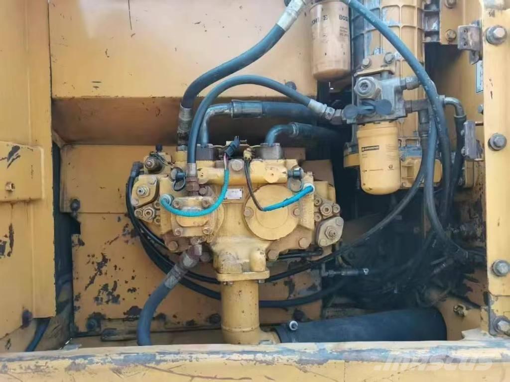 CAT 320 D L حفارات زحافة