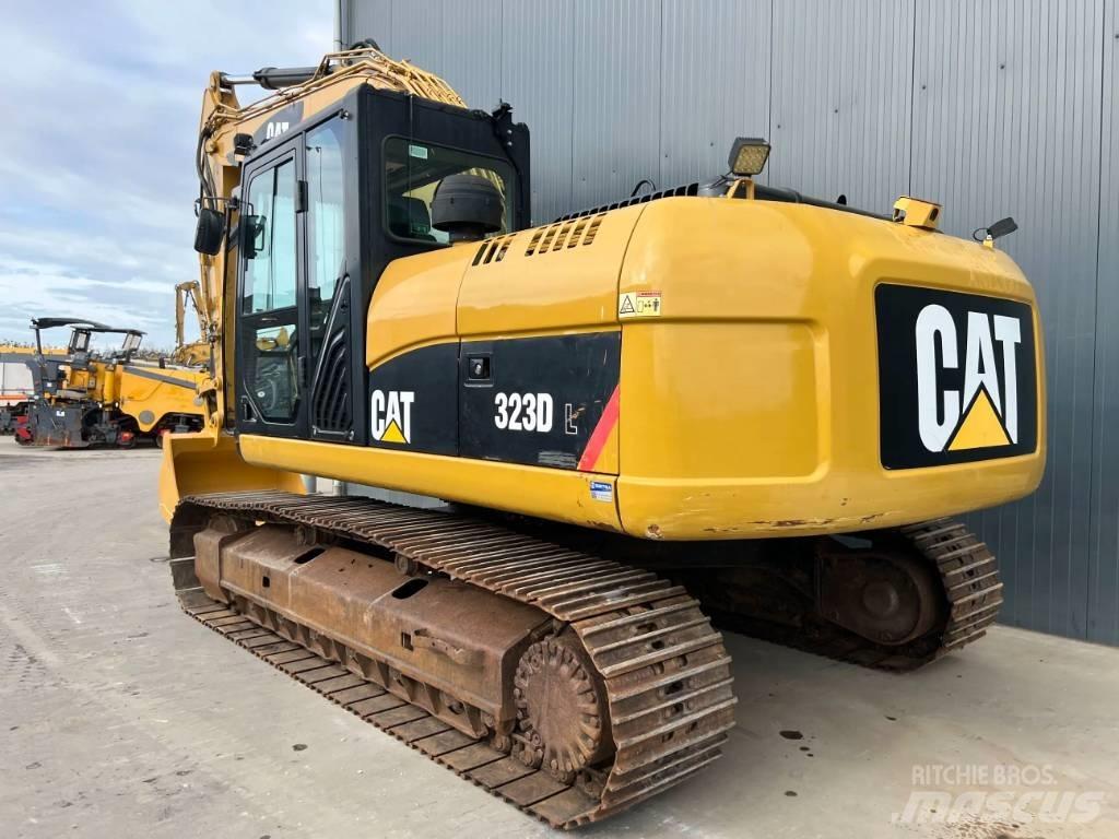 CAT 323D L حفارات زحافة