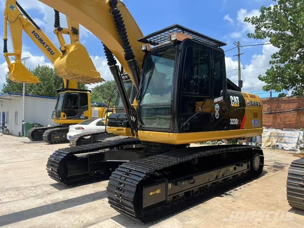 CAT 323 D L حفارات زحافة