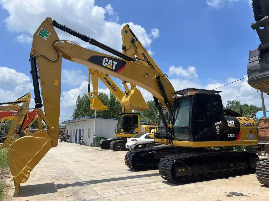 CAT 323 D L حفارات زحافة