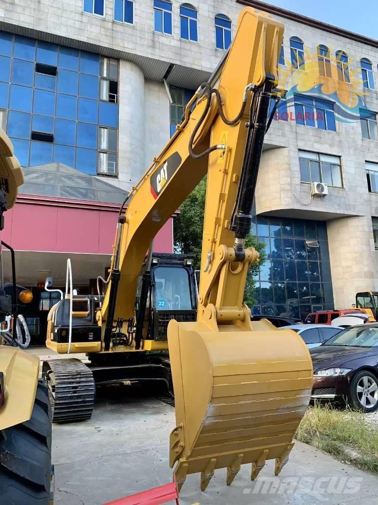 CAT 320 D حفارات زحافة