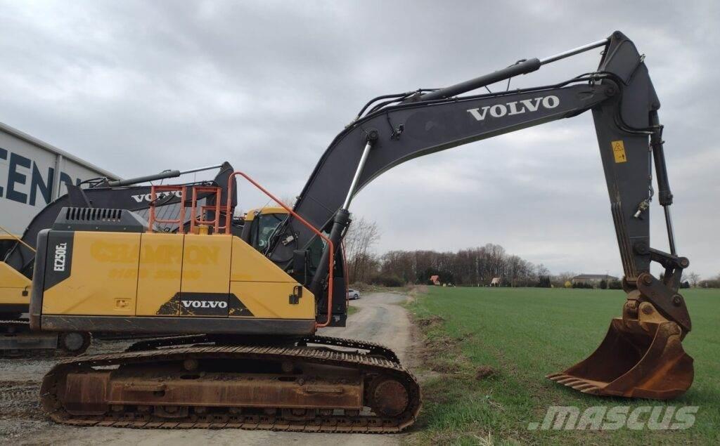 Volvo EC250EL حفارات زحافة