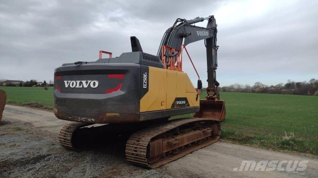 Volvo EC250EL حفارات زحافة