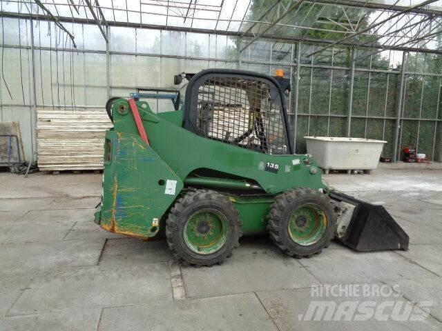 JCB 135 R لوادر انزلاقية التوجيه
