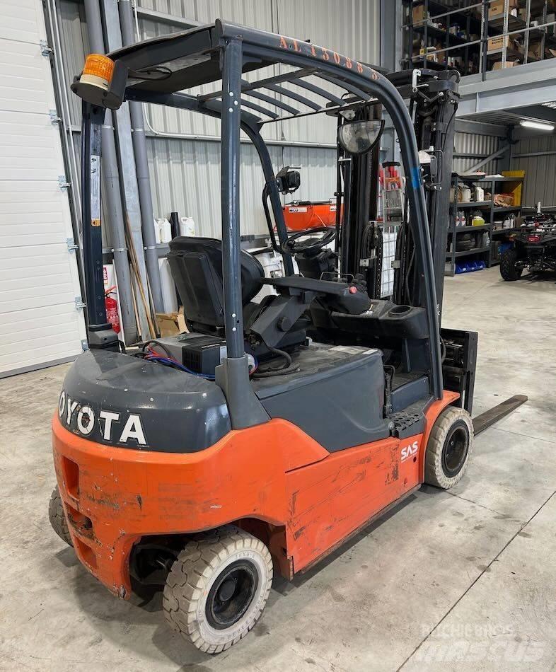 Toyota 8 FBMT 16 شاحنات ذات رافعات شوكية تعمل بالكهرباء