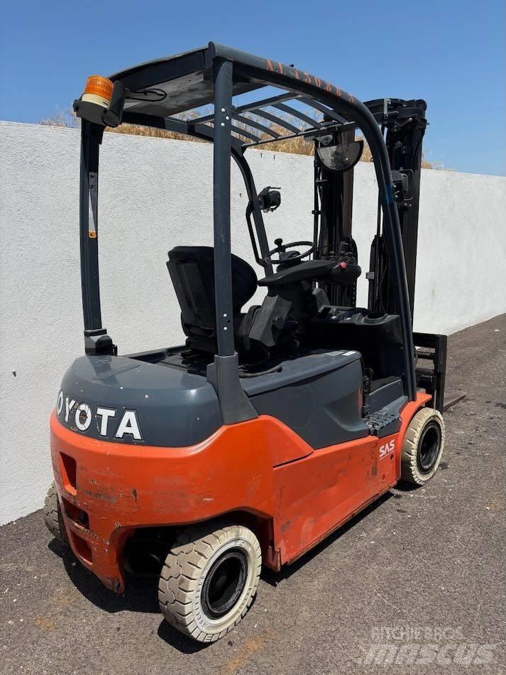 Toyota 8 FBMT 16 شاحنات ذات رافعات شوكية تعمل بالكهرباء