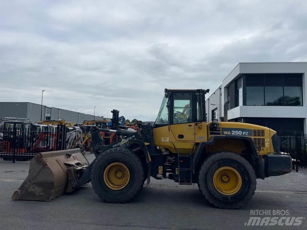 Komatsu WA250 لوادر بعجل