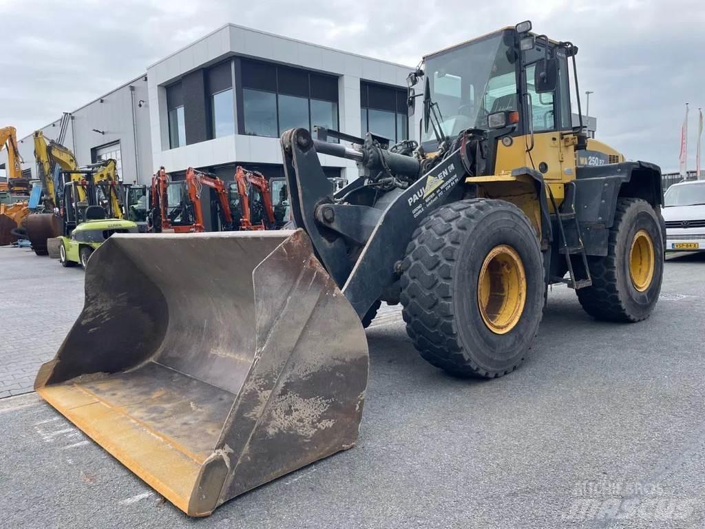 Komatsu WA250 لوادر بعجل