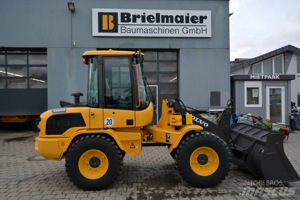 Volvo L 30 H لوادر بعجل