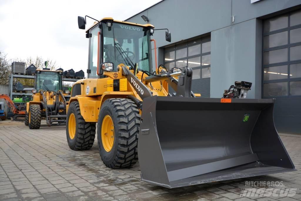 Volvo L 30 H لوادر بعجل