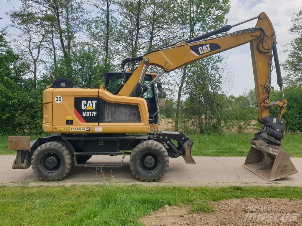 CAT M 317 F حفارات بعجل