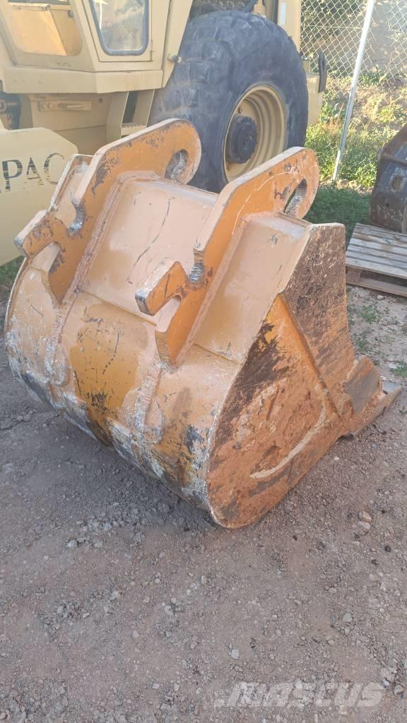 CAT M 322 C حفارات بعجل