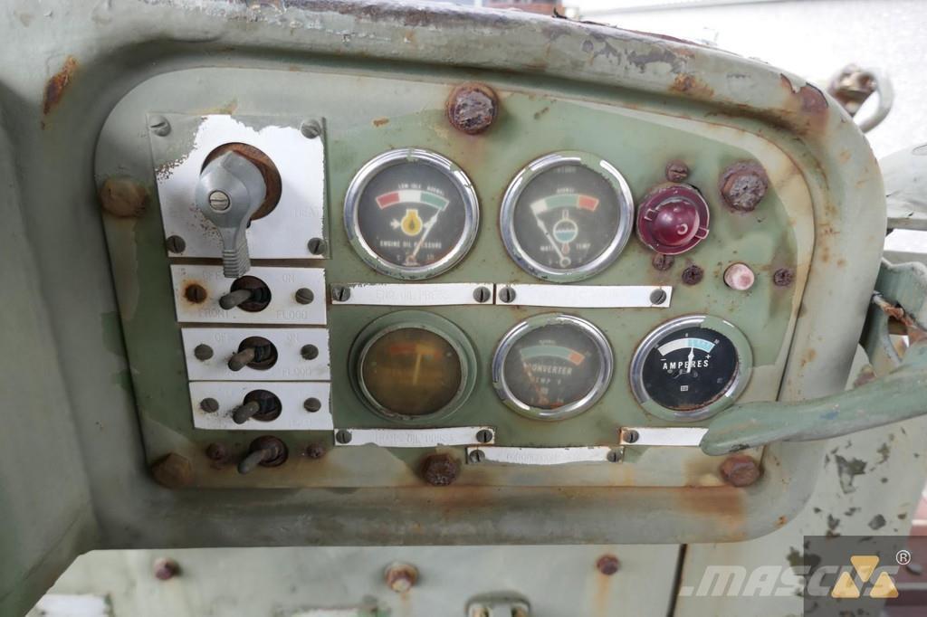 CAT D7F Ex-army بلدوزرات مجنزرة