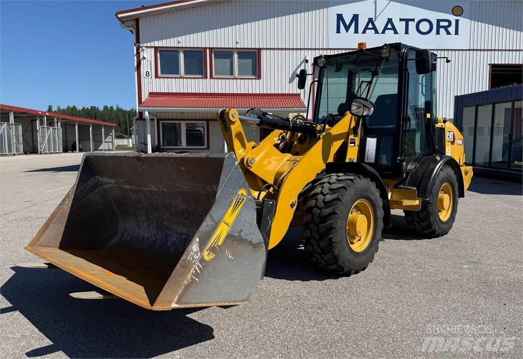 CAT 906M لوادر بعجل
