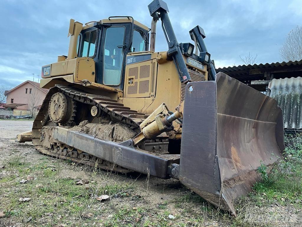 CAT D 6 T XL بلدوزرات مجنزرة