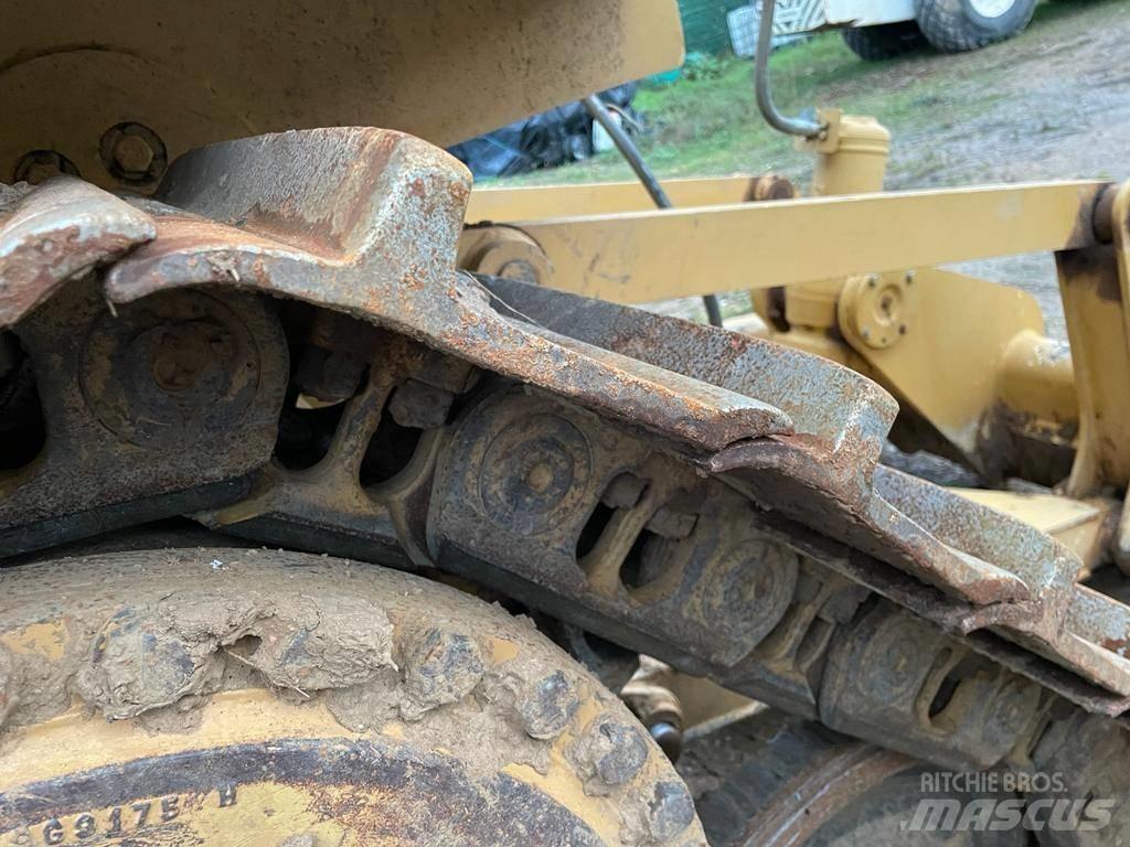 CAT D 6 T XL بلدوزرات مجنزرة
