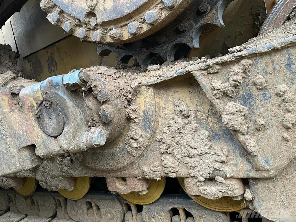 CAT D 6 T XL بلدوزرات مجنزرة
