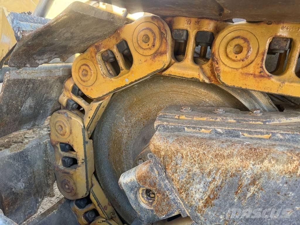 CAT D 6 T XL بلدوزرات مجنزرة