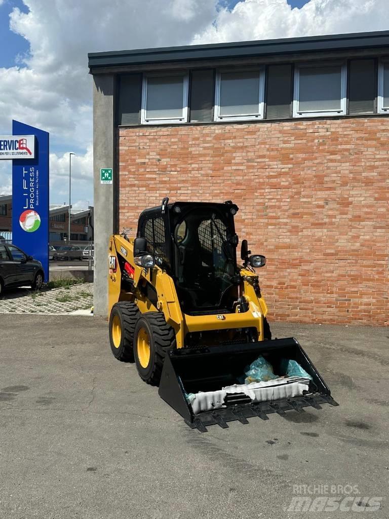 CAT 226D3 لوادر انزلاقية التوجيه