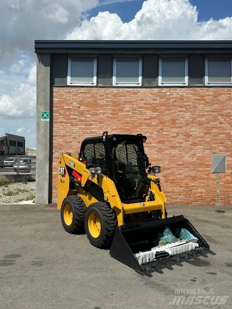 CAT 226D3 لوادر انزلاقية التوجيه
