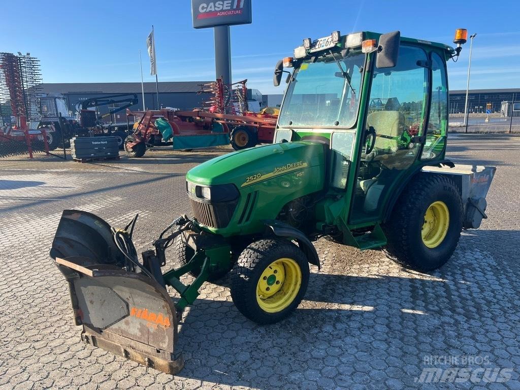 John Deere 2520 HST جرارات مدمجة