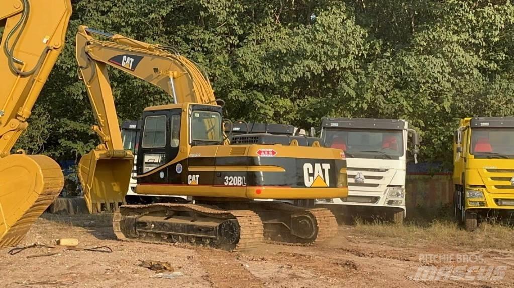 CAT 320 B حفارات زحافة