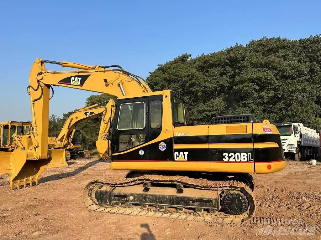CAT 320 B حفارات زحافة