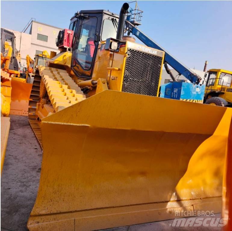 CAT D 6 R بلدوزرات مجنزرة