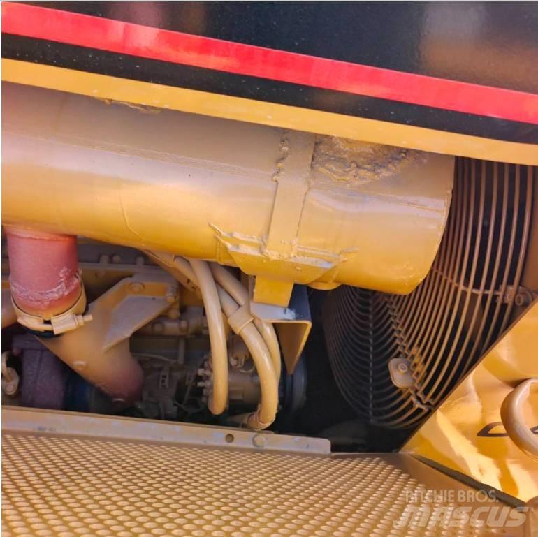 CAT D 6 R بلدوزرات مجنزرة