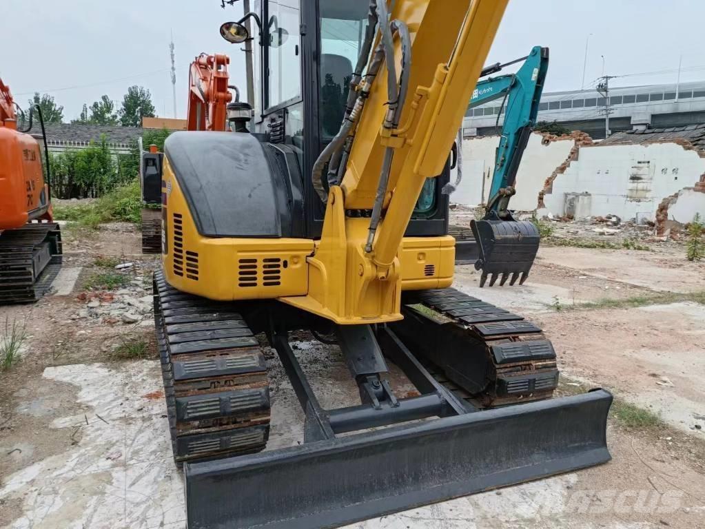 Komatsu PC 55 MR حفارات زحافة