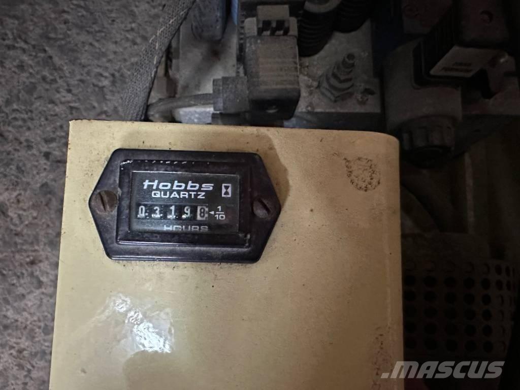 JLG 2032 E 2 رافعات مقصية الشكل