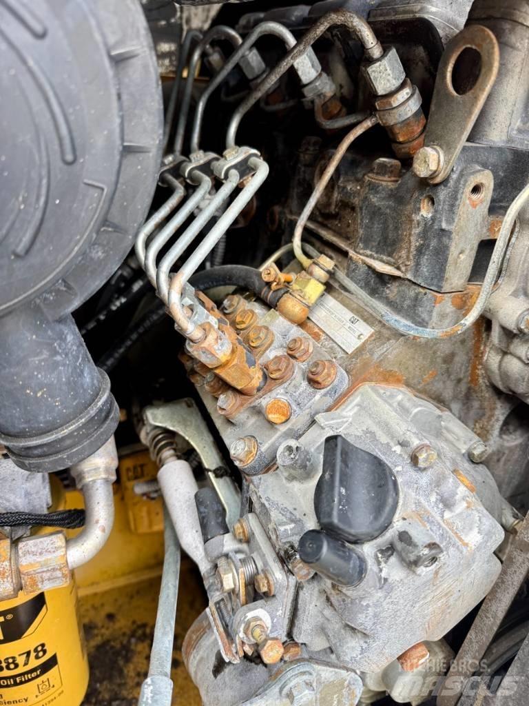 CAT 216 B 3 لوادر انزلاقية التوجيه