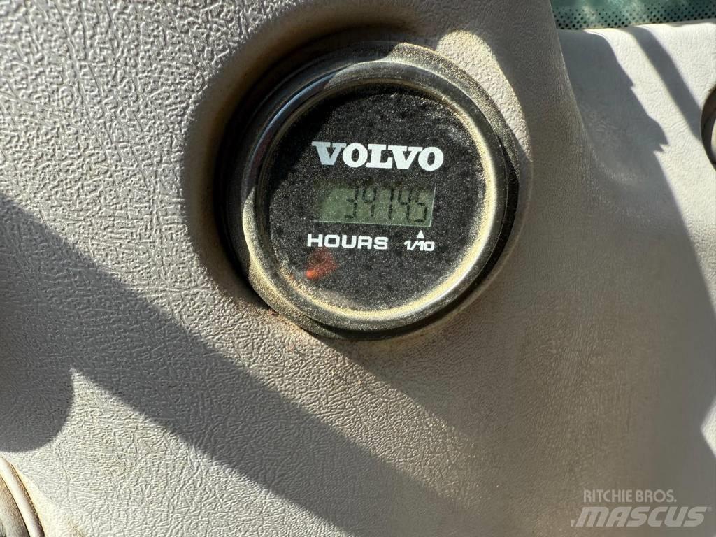 Volvo EC 220 E حفارات زحافة