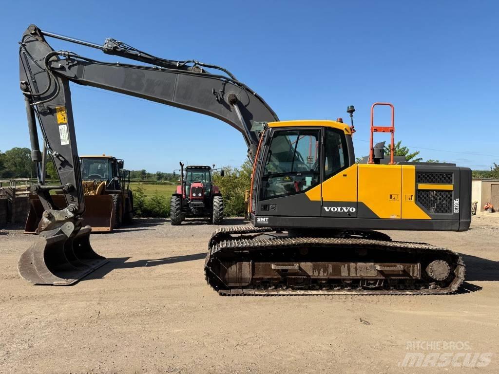 Volvo EC 220 E حفارات زحافة