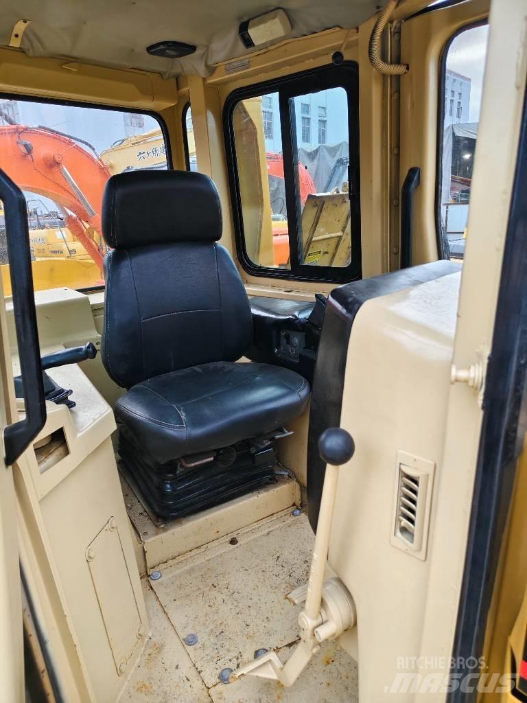 CAT D 7 R بلدوزرات مجنزرة
