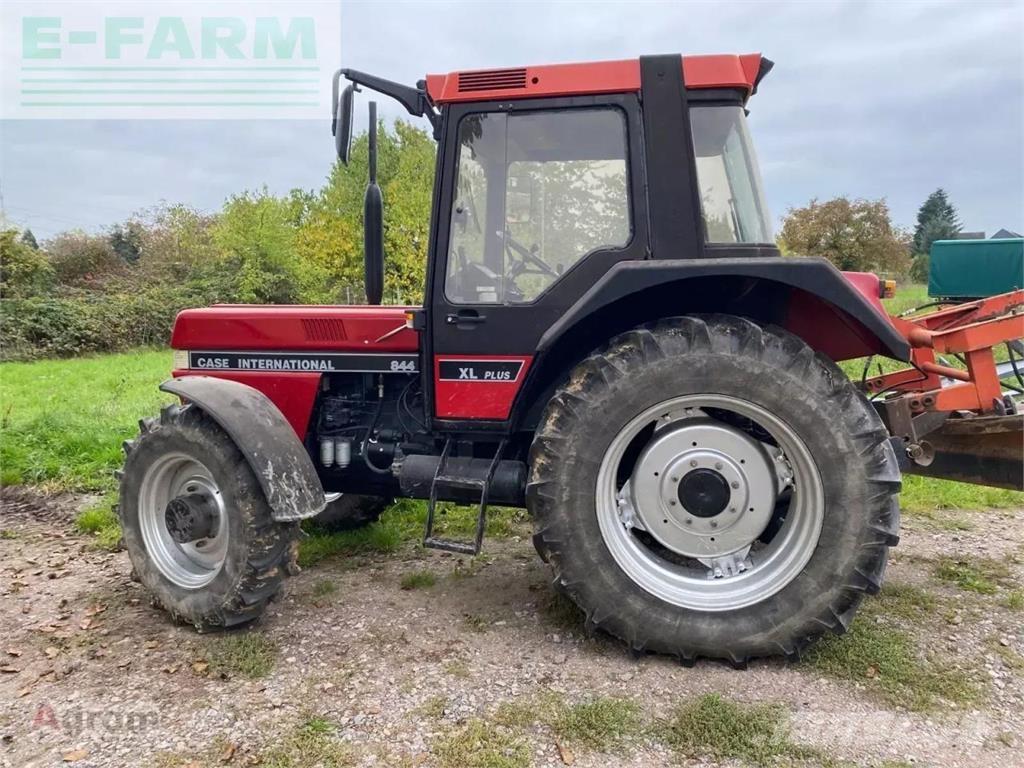 Case IH 844 a الجرارات
