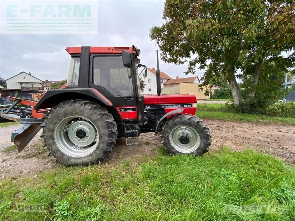 Case IH 844 a الجرارات