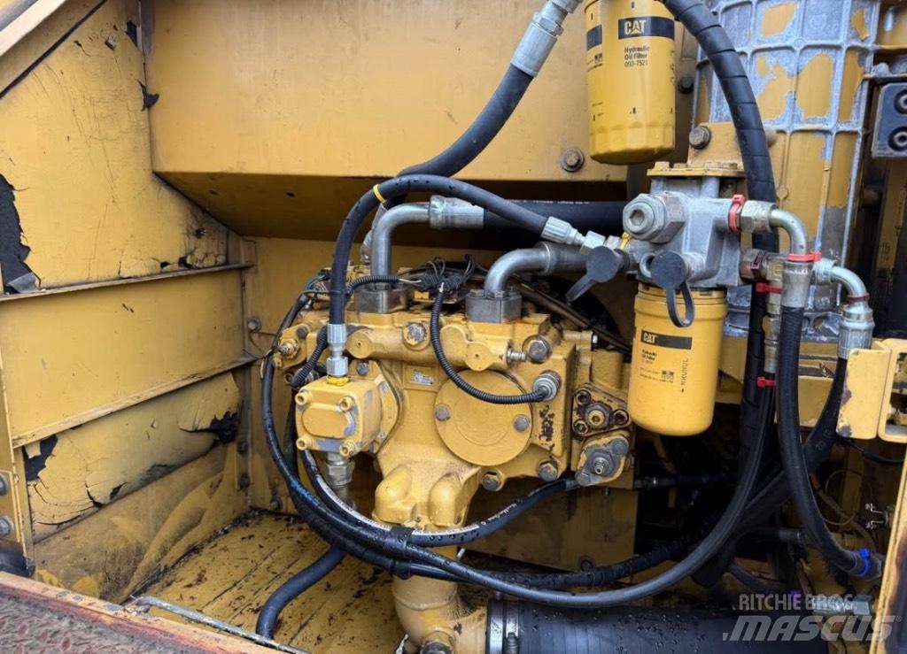 CAT 320 C حفارات زحافة