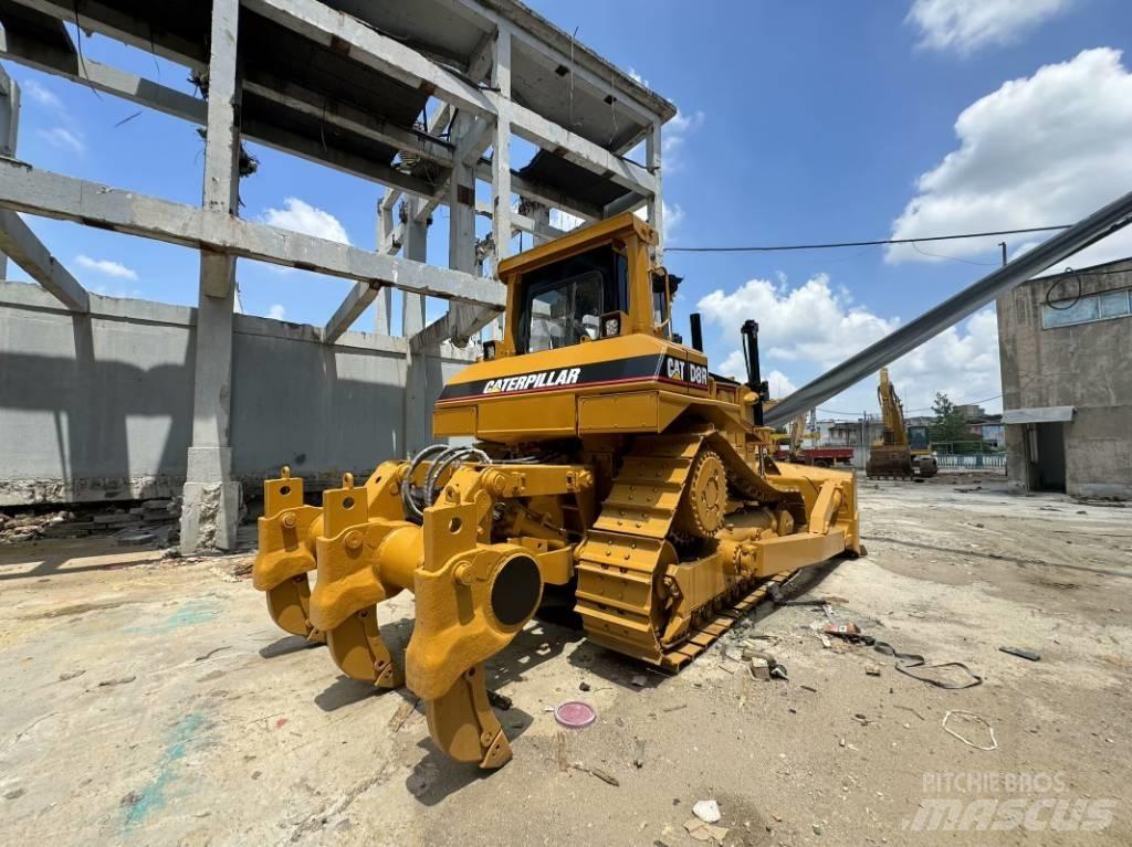 CAT D 7 R بلدوزرات مجنزرة