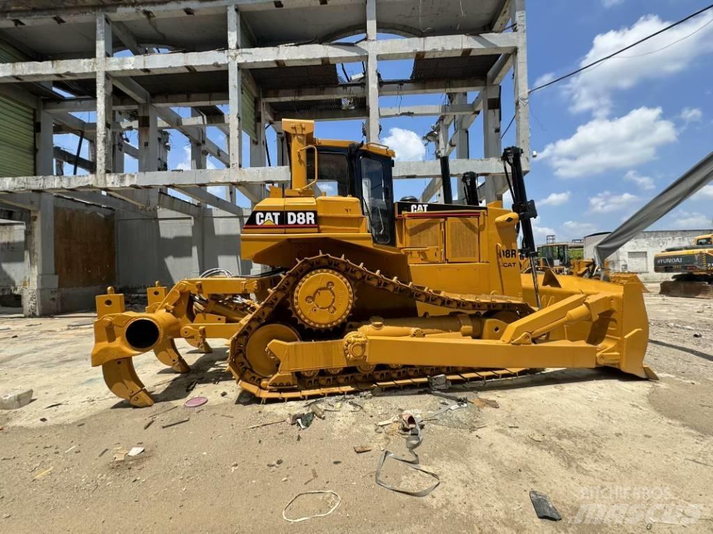 CAT D 7 R بلدوزرات مجنزرة